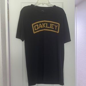✨Men’s Oakley Shirt✨